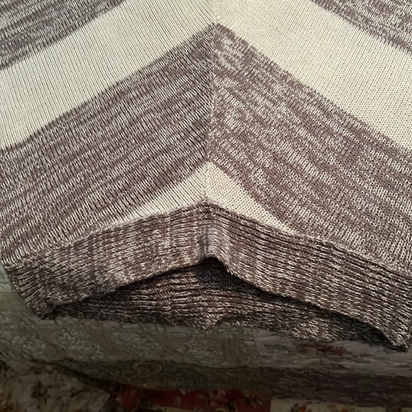 Short sleeve sweater, shorter in front. - Picture 3 of 5